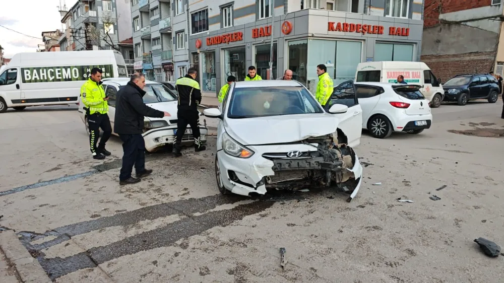 İnegöl’de Kaza: İki Sürücü Yaralandı