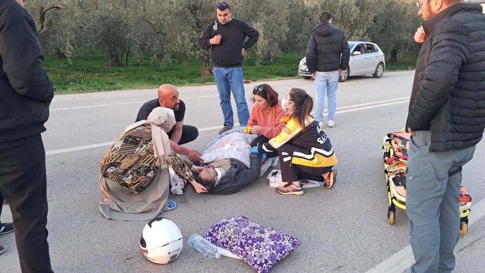 Kaza yapan motosiklet sürücüsüne ilk müdahaleyi yoldan geçen doktor yaptı