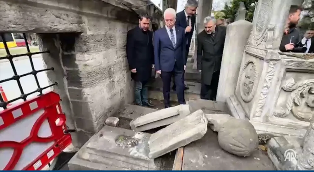 istanbul Valisi Gül, izinsiz gösterilerde zarar gören camide incelemede bulundu