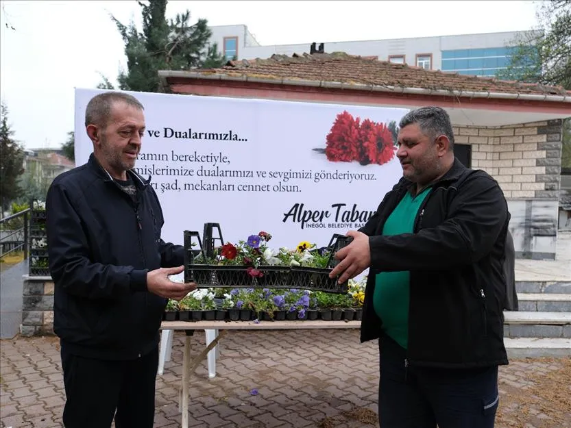 İnegöl Belediyesi’nden Ramazan Bayramı Arifesinde Mezarlıklarda Çiçekli Hediye