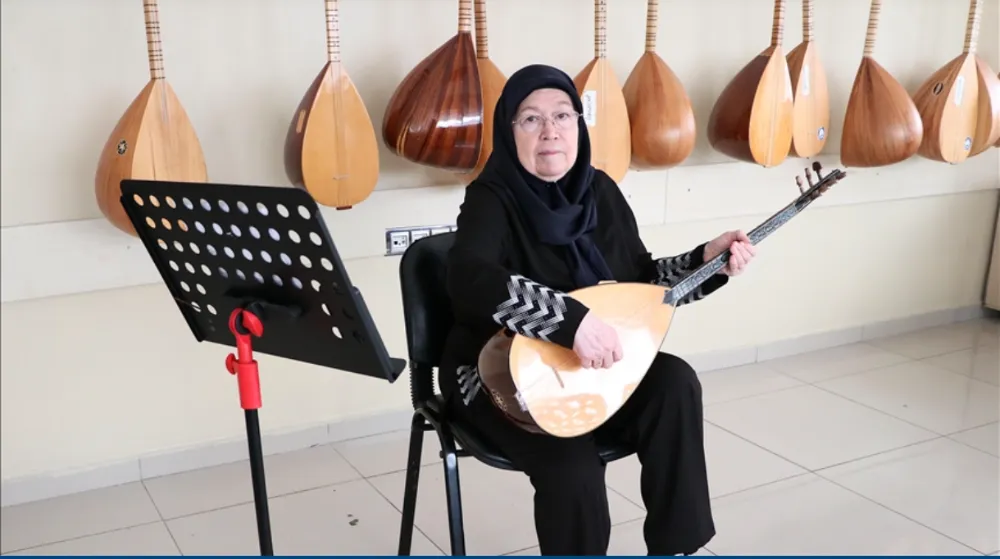 Bağlamayla felçli kolunu iyileştirdi, çocukluk hayalini gerçekleştirdi