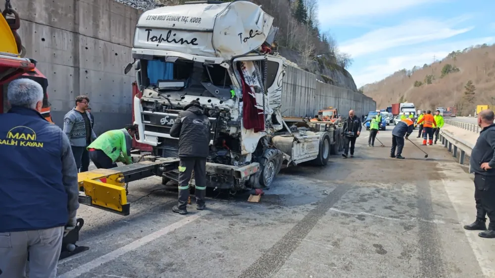 İnegöl yolunda Tır Devrildi, Ulaşım Saatlerce Aksadı
