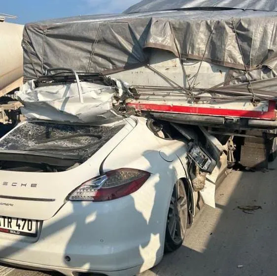 Tırın altına giren lüks otomobil hurdaya döndü: 1 ağır yaralı