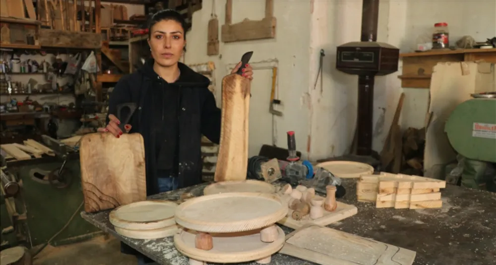 Muhasebeciliği bırakıp çocukluk hayali ahşap sanatına yöneldi