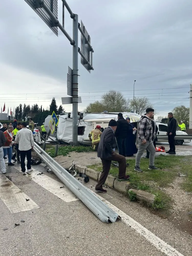 Kontrolden çıkan servis aracı refüje girdi: 1 bebek öldü, 5 kişi yaralandı