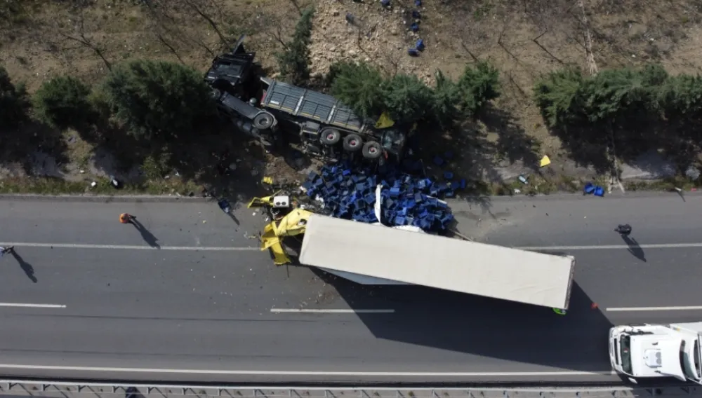Bilecik’te 2 tırın karıştığı trafik kazasında sürücüler yaralandı