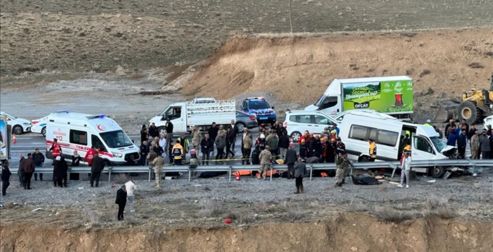 Minibüsle kamyonetin çarpıştığı kazada 7 kişi öldü, 12 kişi yaralandı