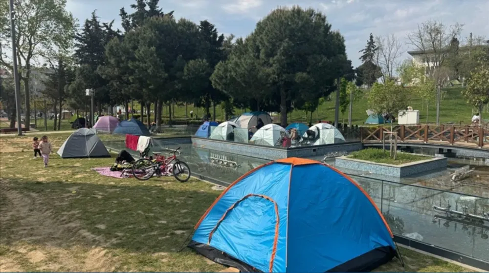Deprem endişesi yaşayan  vatandaşlar parklarda kalmaya  devam ediyor