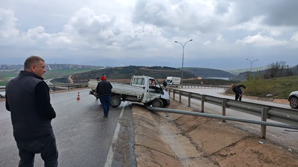 İnegöl’de Kamyonet Aydınlatma Direğine Çarptı, Sürücü Yaralandı