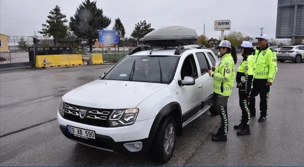 Trafik polisi baba kız omuz omuza çalışıyor
