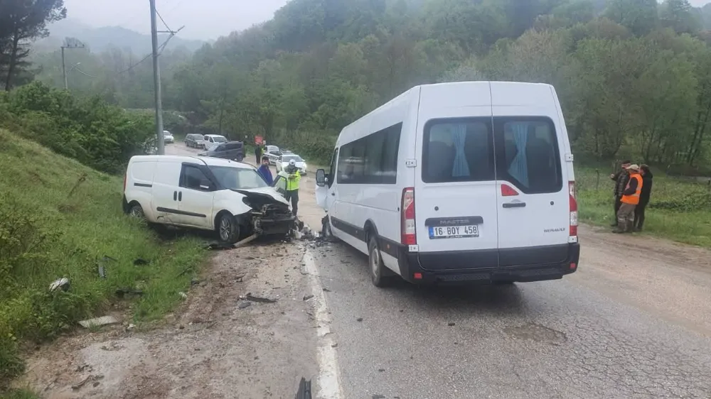 İnegöl’de Servis ile Ticari Araç Çarpıştı: Yaralılar Hastaneye Kaldırıldı 13 kişi yaralandı 
