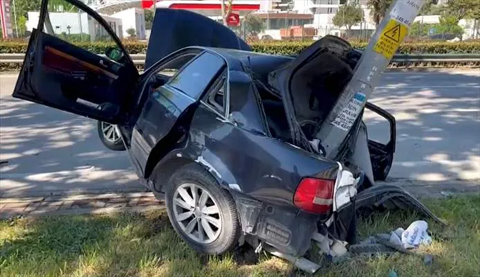 Kontrolden çıkan otomobil aydınlatma direğine çarptı: 1’i ağır 2 yaralı