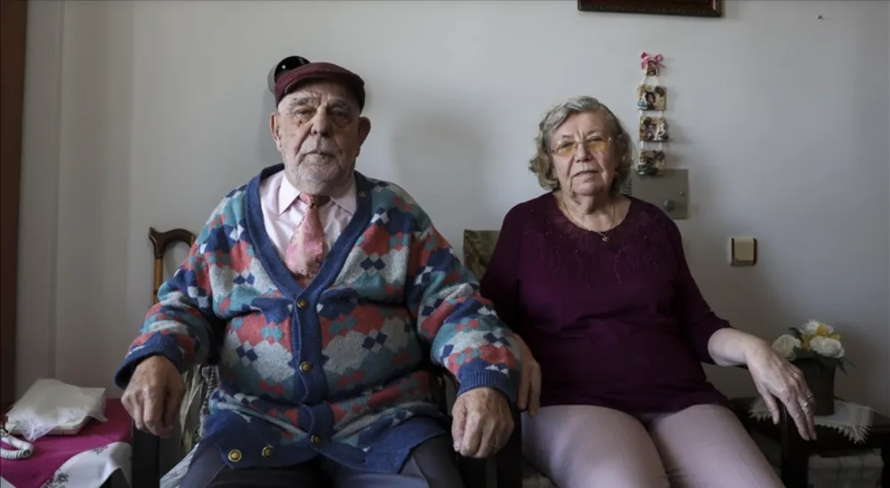 Öğretmen çift 62 yıllık aşklarını huzurevinde sürdürüyor