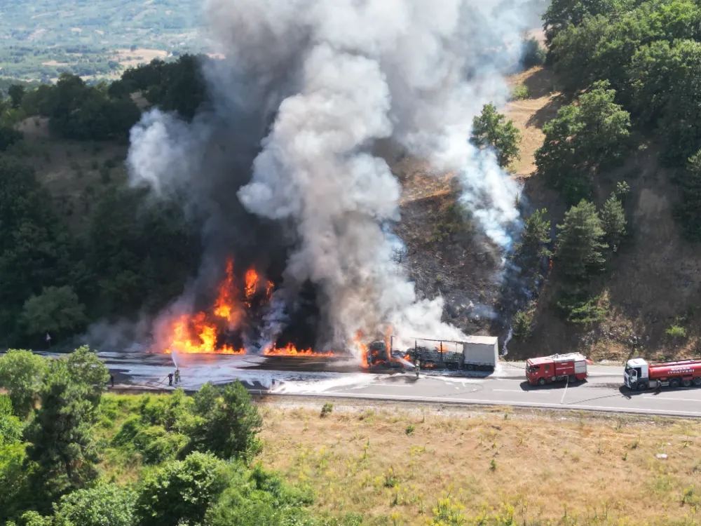 Ümitalan Mevkiinde Tır Yangını: Orman ve Trafik Tehlike Atlattı