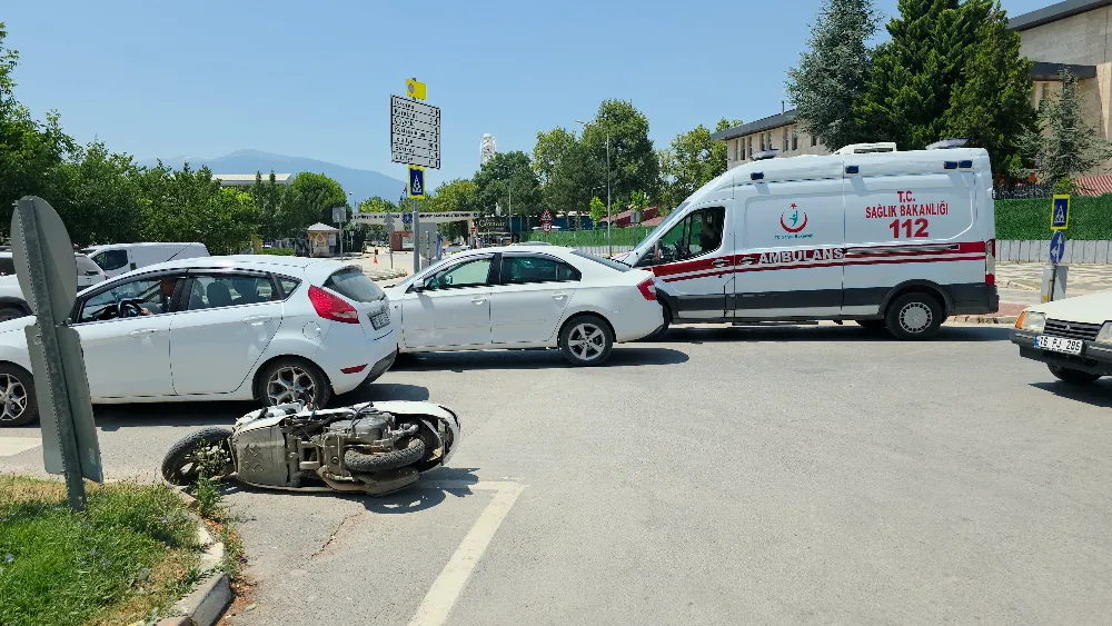 İnegöl’de Kavşakta Kaza: Motosiklet Sürücüsü Yaralandı