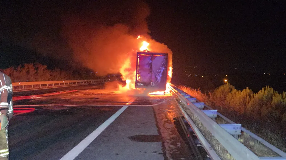 Bursa’da otoyolda kargo kamyonu alev aldı