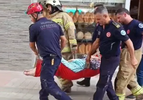 İnegöl’de itfaiye, pencereden girip yaşlı kadını kurtardı