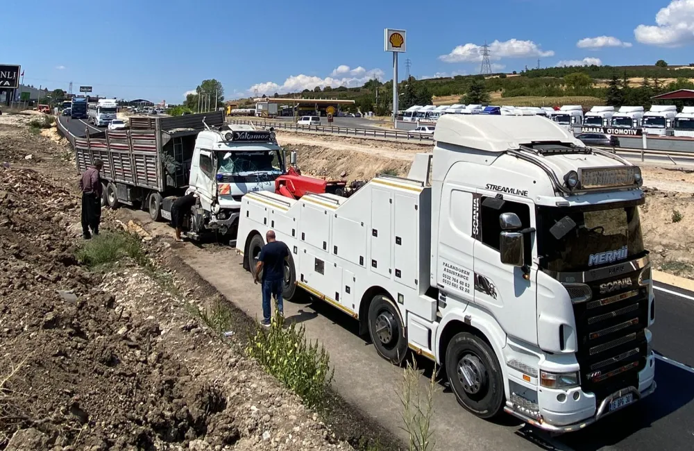İnegöl şehitler mevkiinde kaza: Tır sürücüsü yara almadan kurtuldu