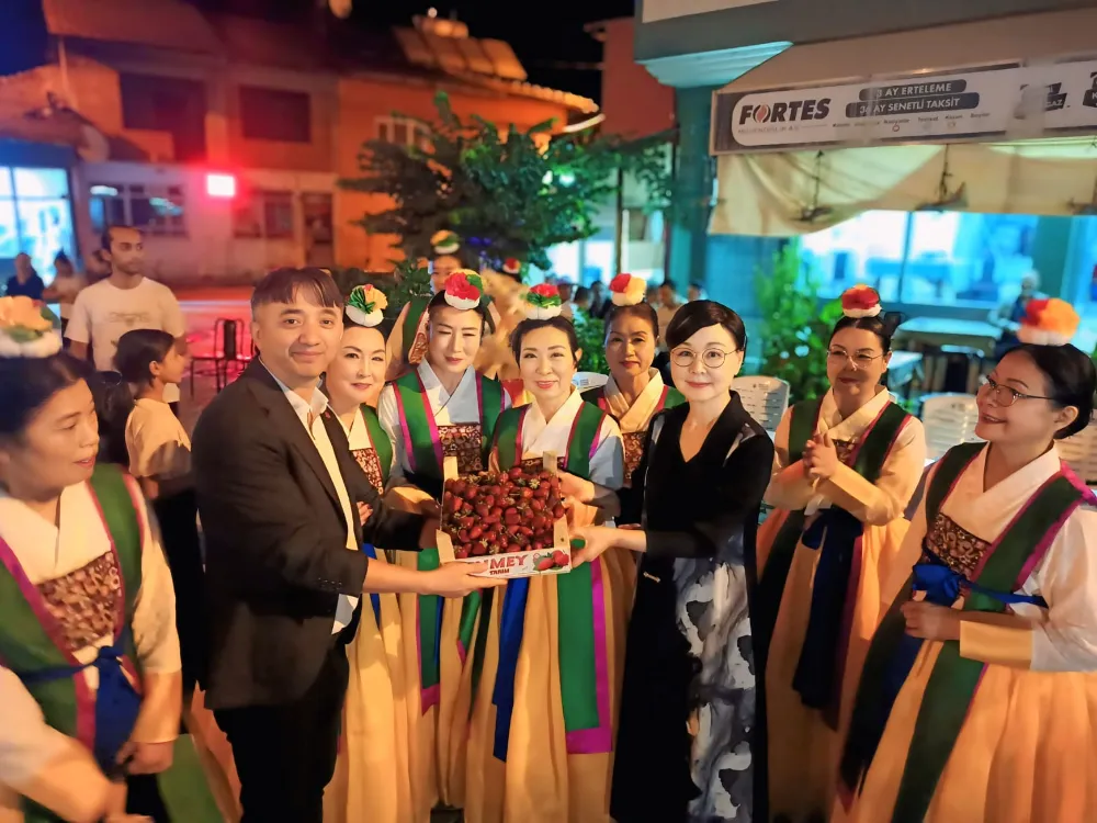 İnegöl Çitli’de unutulmaz gece: Koreli ekip, Erik Dalı oynadı