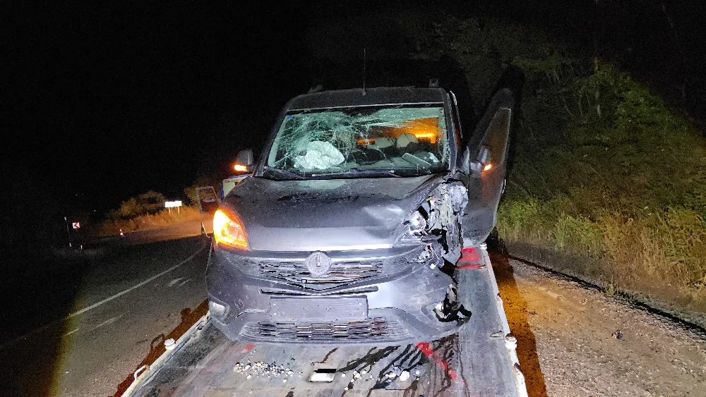 İnegöl’de hafif ticari araç ile otomobil çarpıştı: 3 yaralı