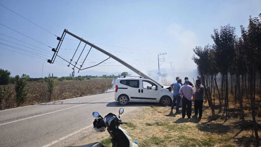 İnegöl’de hafif ticari araç direğe çarptı: Sürücü ağır yaralandı