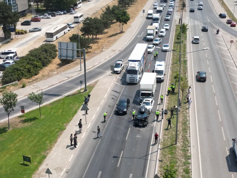 İnegöl Hikmet Şahin Köprüsü’nde trafik kazası: Yol tek şeride düştü