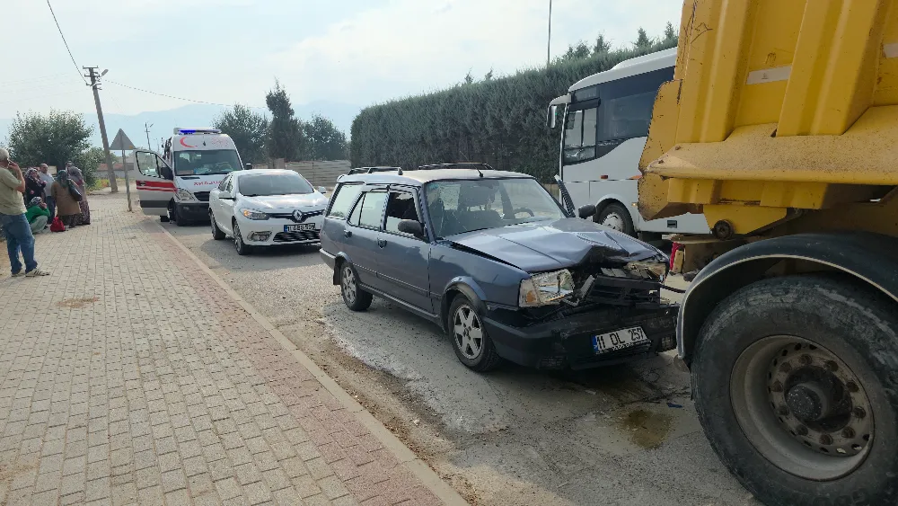 İnegöl’de Freni Tutmayan Otomobil Tıra Çarptı: 4 Yaralı