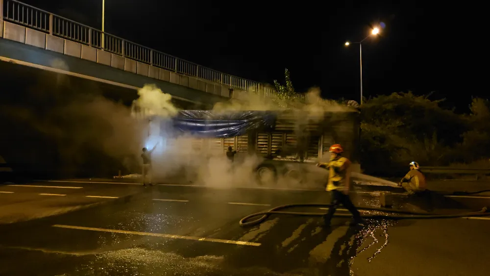 İnegöl’de seyir halindeki tırın dorsesi alev aldı