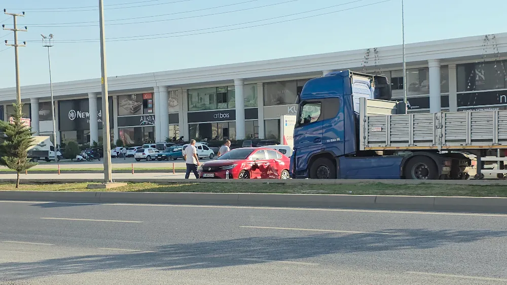 İnegöl Kalbur mevkiinde tır ve otomobil çarpıştı