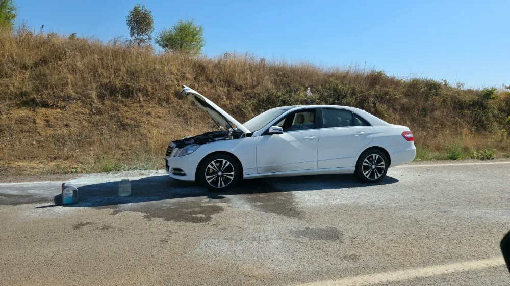 İnegöl yolunda seyir halindeki otomobilde yangın paniği