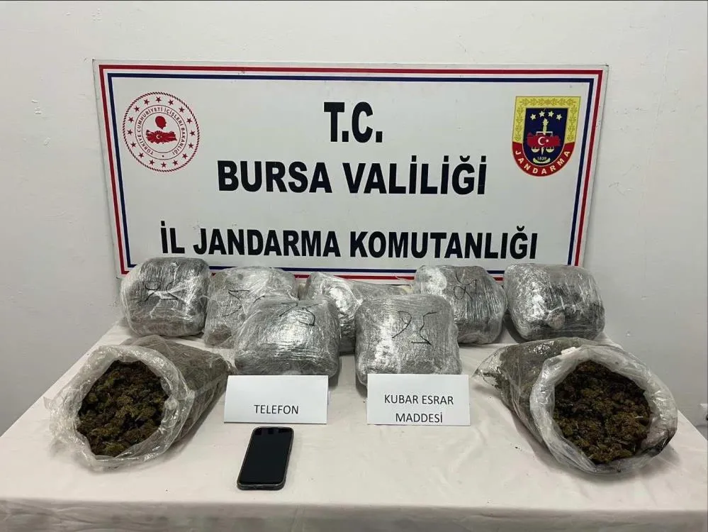 Bursa’da eve yapılan baskında 8 kilo 900 gram esrar ele geçirildi