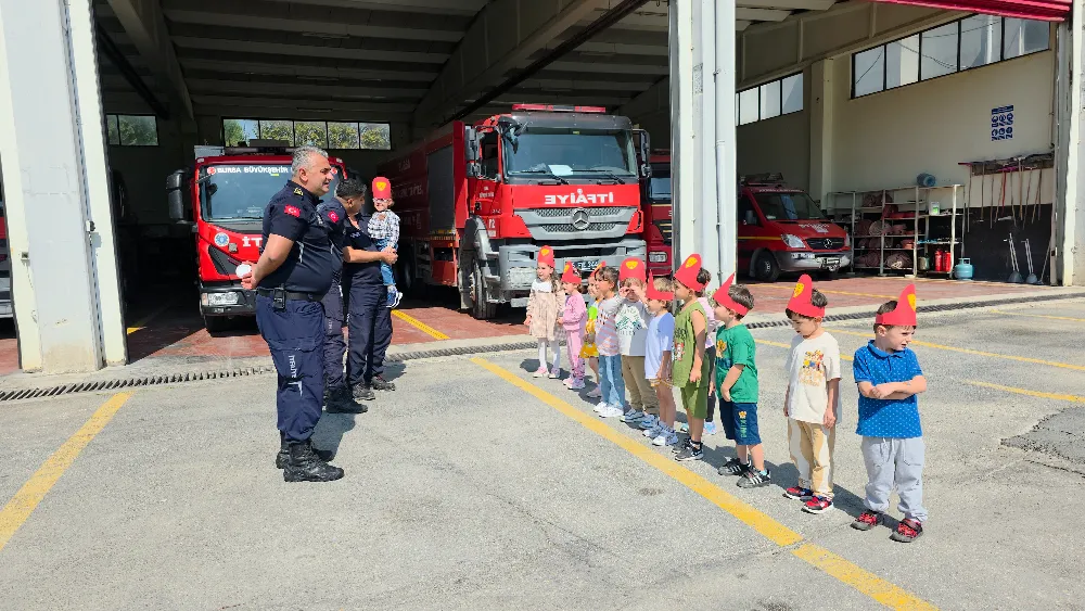 Minik öğrenciler itfaiye araçlarını gezdi, “Yangın var” tatbikatı