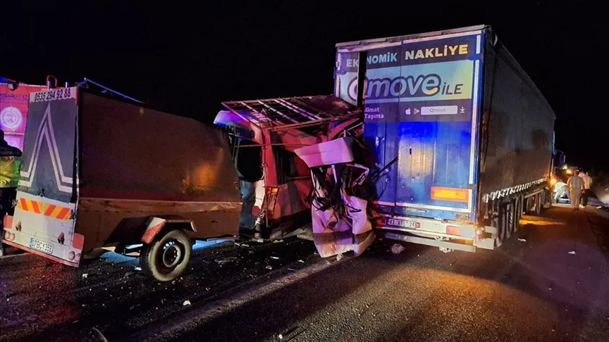 Tarım işçilerini taşıyan minibüsün tıra çarptığı kazada 3 kişi öldü, 16 kişi yaralandı