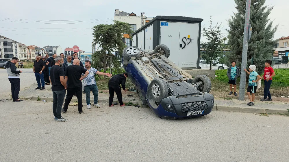 İnegöl’de Kavşakta Çarpışan Araçlardan Biri Takla Attı: 3 Yaralı