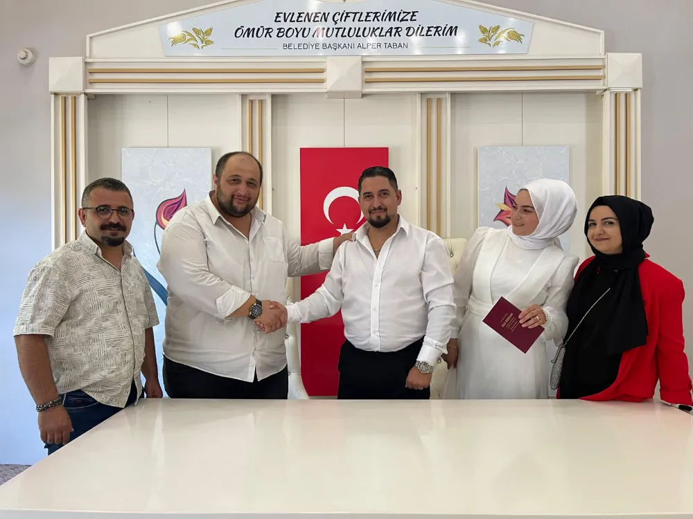 Nikahlarına geç kalmak üzere olan çifti otobüs şoförü salona yetiştirdi